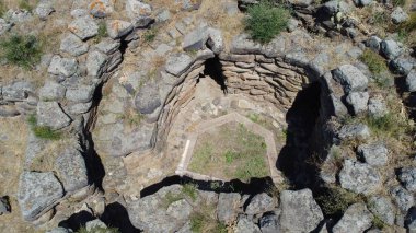 Nuraghe ve nuragic kompleksi sa domu beccia in uras, Central Sardinya