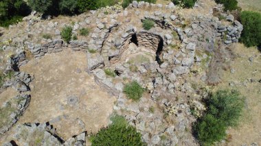 Nuraghe ve nuragic kompleksi sa domu beccia in uras, Central Sardinya
