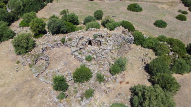 Nuraghe ve nuragic kompleksi sa domu beccia in uras, Central Sardinya