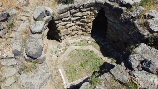 Nuraghe ve nuragic kompleksi sa domu beccia in uras, Central Sardinya