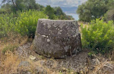 Sardunya 'nın merkezindeki Sedilo' da devlerin ve Iloi Nuraghe 'nin mezarı.