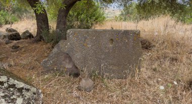 Sardunya 'nın merkezindeki Sedilo' da devlerin ve Iloi Nuraghe 'nin mezarı.