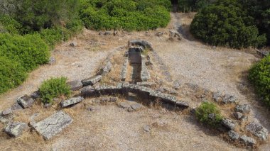 Sardunya 'nın merkezindeki Sedilo' da devlerin ve Iloi Nuraghe 'nin mezarı.