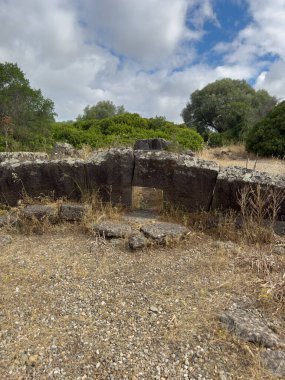 Sardunya 'nın merkezindeki Sedilo' da devlerin ve Iloi Nuraghe 'nin mezarı.