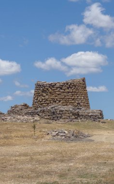 Nuraghe Piscu, Suelli, bir koni kulesinden oluşur ve dünyanın en güzel kreşlerinden biridir.