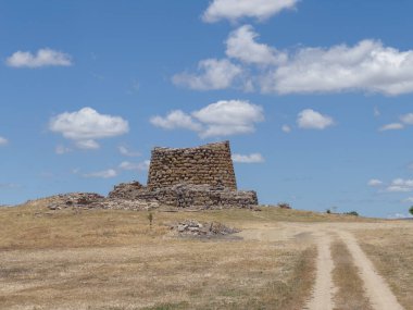 Nuraghe Piscu, Suelli, bir koni kulesinden oluşur ve dünyanın en güzel kreşlerinden biridir.