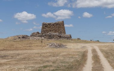 Nuraghe Piscu, Suelli, bir koni kulesinden oluşur ve dünyanın en güzel kreşlerinden biridir.