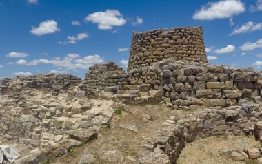 Nuraghe Piscu, Suelli, bir koni kulesinden oluşur ve dünyanın en güzel kreşlerinden biridir.