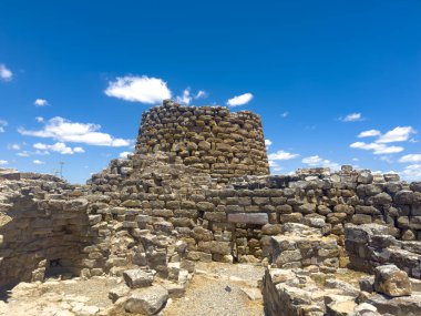 Nuraghe Piscu, Suelli, bir koni kulesinden oluşur ve dünyanın en güzel kreşlerinden biridir.