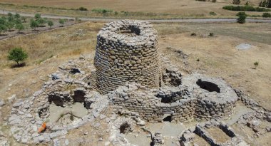 Nuraghe Piscu, Suelli, bir koni kulesinden oluşur ve dünyanın en güzel kreşlerinden biridir.