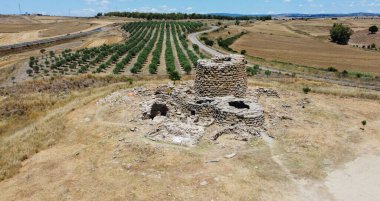 Nuraghe Piscu, Suelli, bir koni kulesinden oluşur ve dünyanın en güzel kreşlerinden biridir.