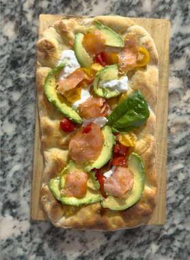 Roma pinsası, üzerinde ızgara kabak, bottarga ve şam fıstığı olan klasik İtalyan pizzasının bir çeşidi.