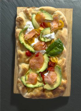 Roma pinsası, üzerinde ızgara kabak, bottarga ve şam fıstığı olan klasik İtalyan pizzasının bir çeşidi.