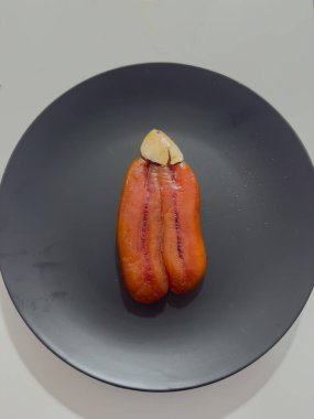 Bottarga, kefal ya da ton balığının dişi yumurtalarından elde edilir.