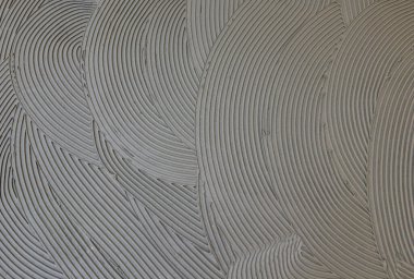 Seramik fayansı almak için yere yapışkan yapıştırıcı sürdüm.