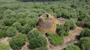 Nuraghe Crabia, Bauladu. Çok güzel bir çift katlı tek katlı kule, hava manzaralı.