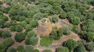 Nuraghe Crabia, Bauladu. Çok güzel bir çift katlı tek katlı kule, hava manzaralı.