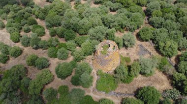 Nuraghe Crabia, Bauladu. Çok güzel bir çift katlı tek katlı kule, hava manzaralı.