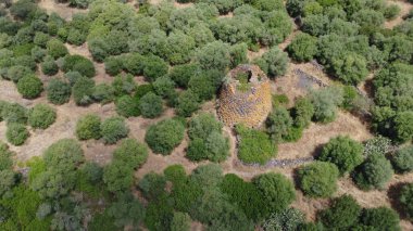 Nuraghe Crabia, Bauladu. Çok güzel bir çift katlı tek katlı kule, hava manzaralı.