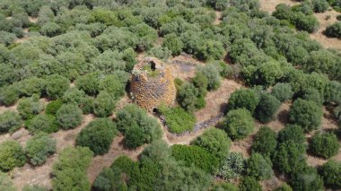 Nuraghe Crabia, Bauladu. Çok güzel bir çift katlı tek katlı kule, hava manzaralı.