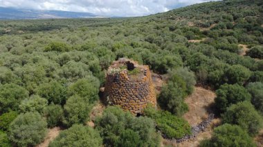 Nuraghe Crabia, Bauladu. Çok güzel bir çift katlı tek katlı kule, hava manzaralı.
