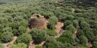 Nuraghe Crabia, Bauladu. Çok güzel bir çift katlı tek katlı kule, hava manzaralı.