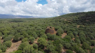 Nuraghe Crabia, Bauladu. Çok güzel bir çift katlı tek katlı kule, hava manzaralı.