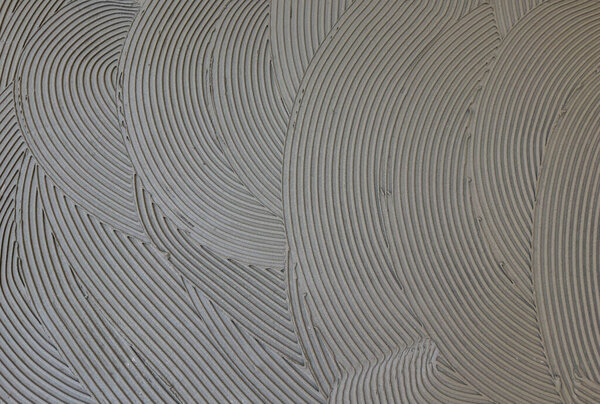 цементирующий клей, наносимый на пол, готовый к приему керамической плитки