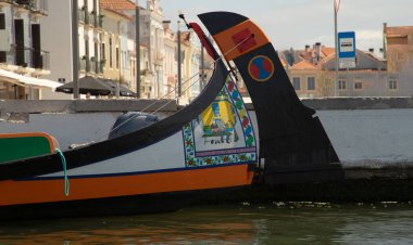 Aveiro, Portekiz - 07 Temmuz 2024; Aveiro şehri manzarası ve I moliceiro kanalları
