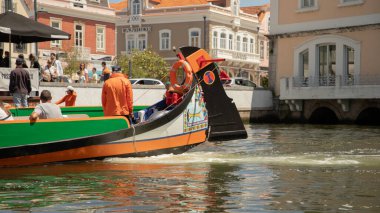 Aveiro, Portekiz - 07 Temmuz 2024; Aveiro şehri manzarası ve I moliceiro kanalları