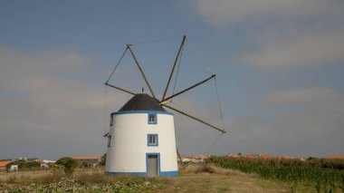 Portekiz, Aljezur 'da yenilenmiş eski yel değirmeni, mavi gökyüzüne karşı