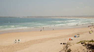 Peniche 'de Cova da Alfarroba plajı, Portekiz' de sörf plajı.