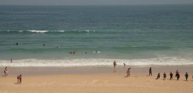 Peniche 'de Cova da Alfarroba plajı, Portekiz' de sörf plajı.