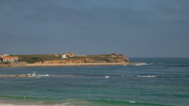 Peniche 'de Cova da Alfarroba plajı, Portekiz' de sörf plajı.