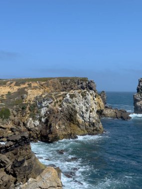 Jeolojik kireçtaşı oluşumu Ponta do Trobao, jeolojik bölge Portekiz 'in güzel şehri Peniche