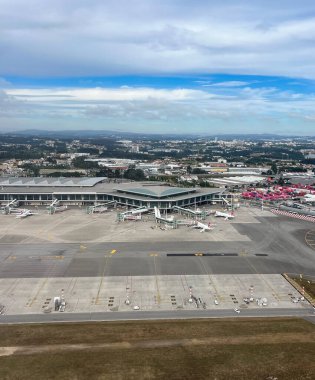 Portekiz 'deki oporto şehri şehrin ve havaalanının havadan görüntüsü
