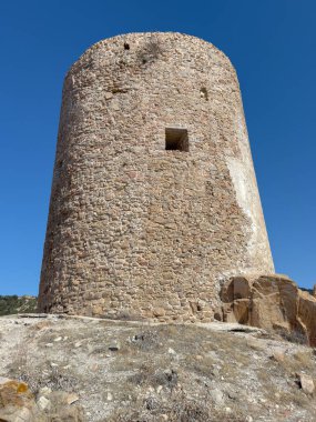 Porto Budello İspanyol Kulesi veya La Torre Spagnola Capo Teulada, Sardinya, İtalya