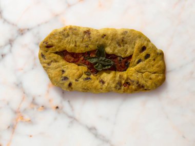 domatesli, sarımsaklı, fesleğenli ve soğanlı tipik sardalya ekmeği