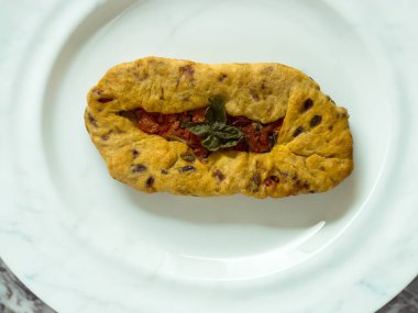 domatesli, sarımsaklı, fesleğenli ve soğanlı tipik sardalya ekmeği