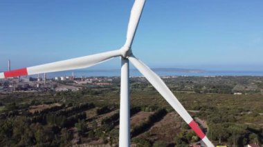 Sardunya 'da rüzgâr türbini hareket ediyor.