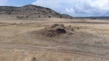 Kuzey Sardunya 'daki Torralba' nın Crutzu monotorre Nuraghe kalıntıları.