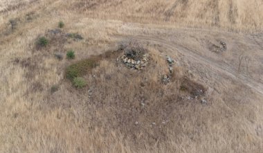 Kuzey Sardunya 'daki Torralba' nın Crutzu monotorre Nuraghe kalıntıları.