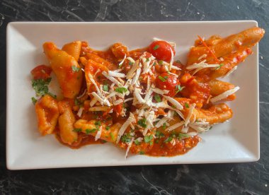 Bonorva 'lı zichi domates ve kaynamış koyun sütü, Kuzey Sardunya' dan tipik bir yemek.