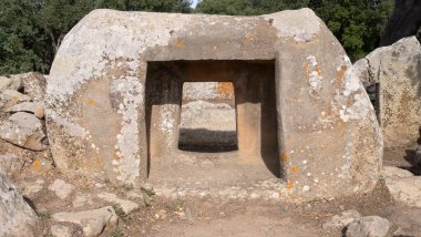 Megalitik menhirler Nuragic Village Pranu muttedu Goni 'de ortaya çıkar.