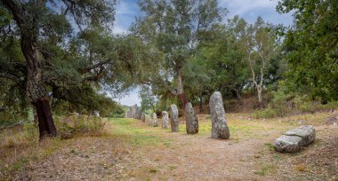 Megalitik menhirler, Biru ve Concas 'ın nurajik köyünde ortaya çıkar.