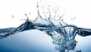 Mavi su sıçraması beyaz arkaplanda izole edildi