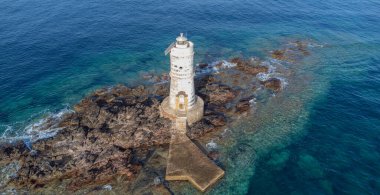 Güney Sardunya 'da Calasetta' da Mangiabarche deniz feneri, hava görüntüleri.