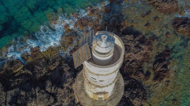 Güney Sardunya 'da Calasetta' da Mangiabarche deniz feneri, hava görüntüleri.