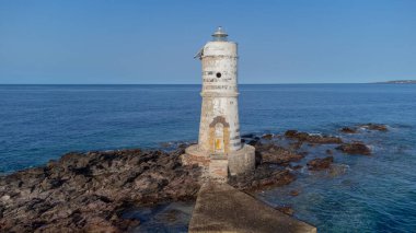 Güney Sardunya 'da Calasetta' da Mangiabarche deniz feneri, hava görüntüleri.