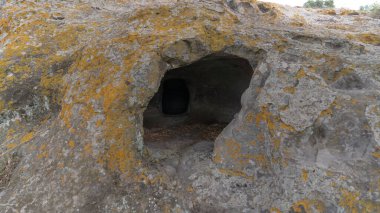 sas Concas 'tan Domus de janas. Oniferi, Sardunya' nın anaokulu.